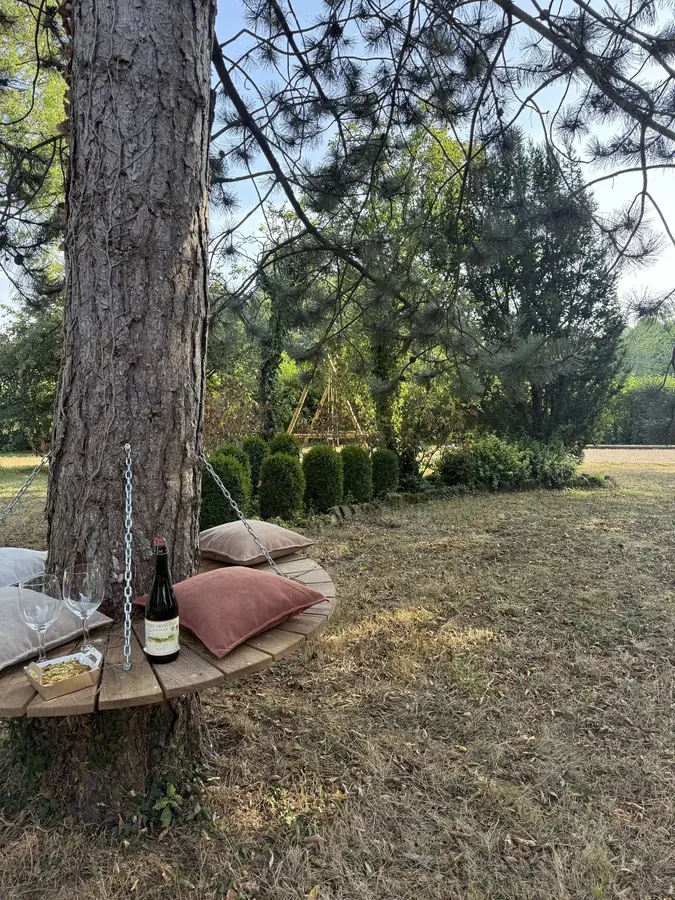 Assise autour d’un arbre, apéritif au jardin