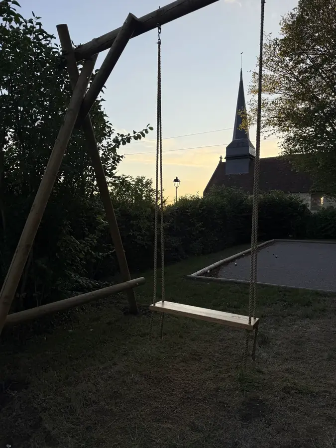 Balançoire face à l’église au crépuscule