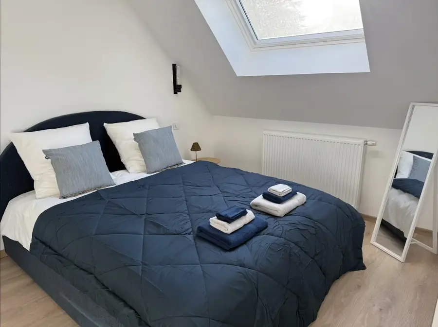 Chambre bleu nuit avec serviettes de bain