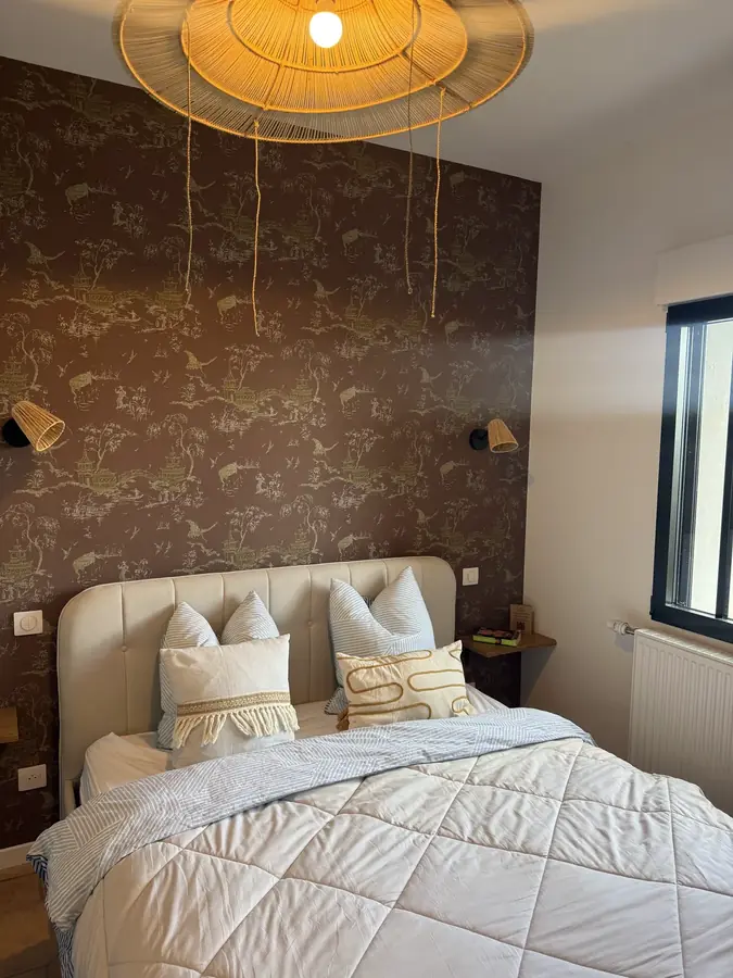 Chambre au papier peint botanique, lit double