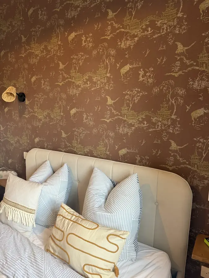 Détail de la tête de lit et des coussins