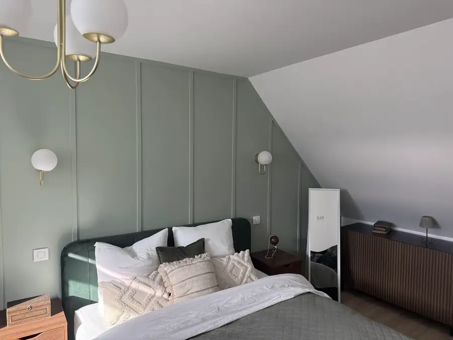 Chambre vert sauge sous les combles