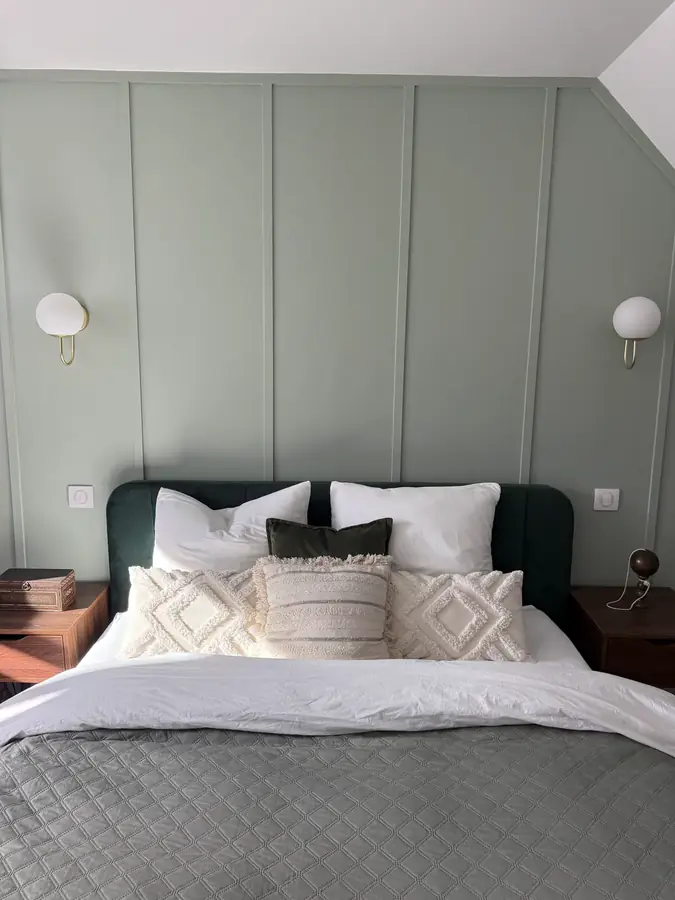 Chambre vert sauge avec lit en velours