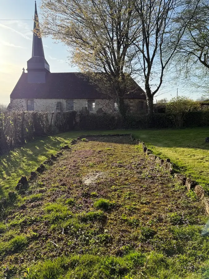 Chapelle voisine et allée du jardin