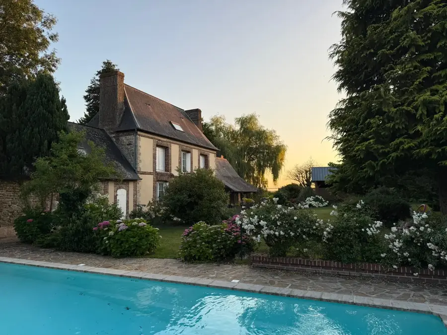Piscine et massifs fleuris au soleil couchant