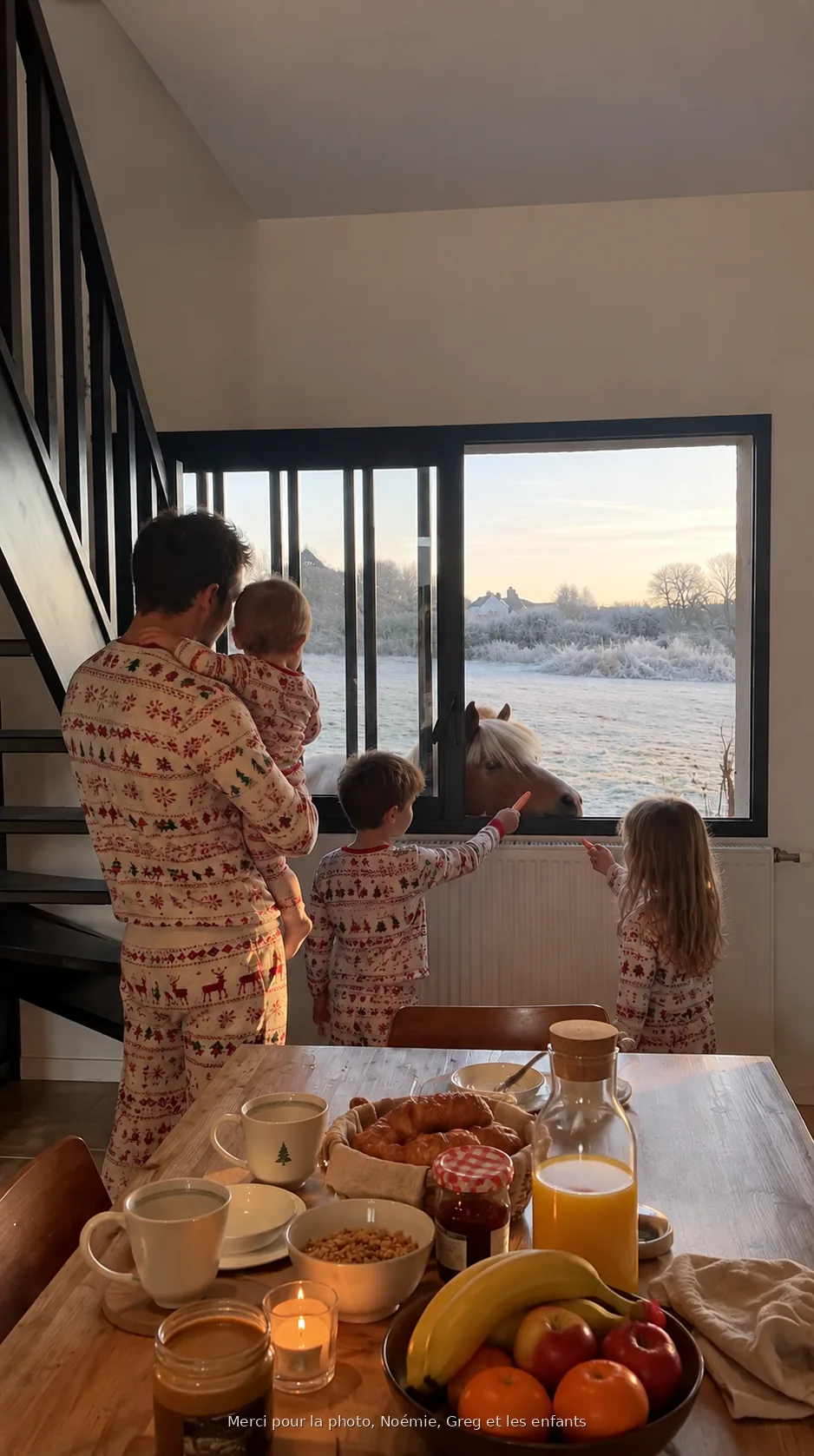 Family Christmas breakfast: children greeting a pony through the gîte window
