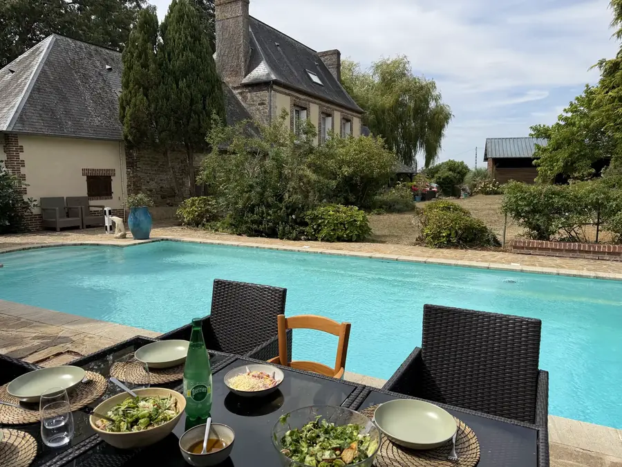 Déjeuner au bord de la piscine