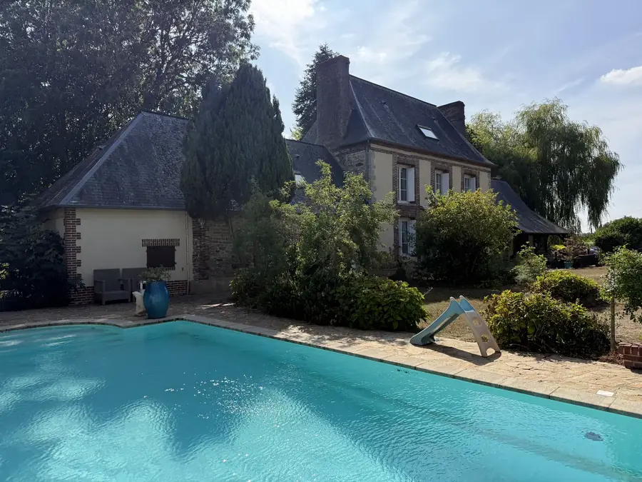 Piscine chauffée et maison de caractère