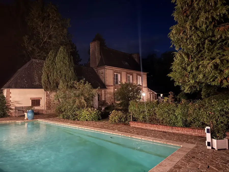 Piscine illuminée la nuit