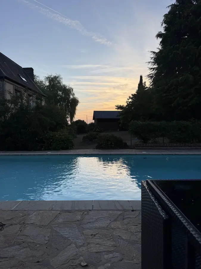 Reflets du soir sur la piscine