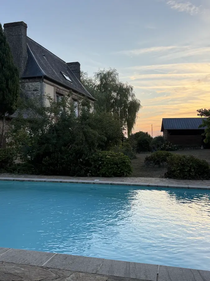 Coucher de soleil sur la piscine