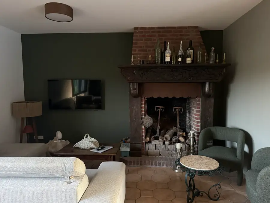 Salon avec cheminée en briques