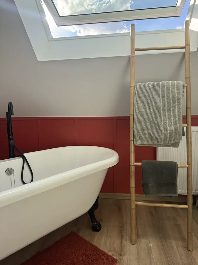 Baignoire et échelle porte-serviettes