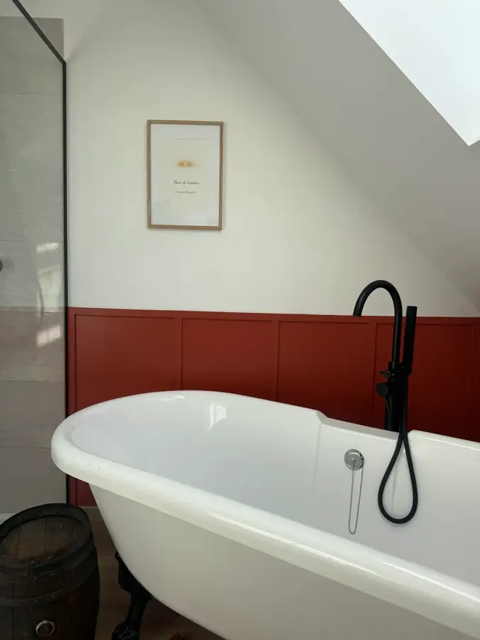 Salle de bain avec baignoire sur pieds