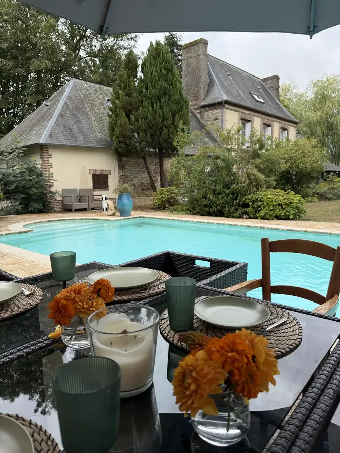 Table dressée au bord de la piscine