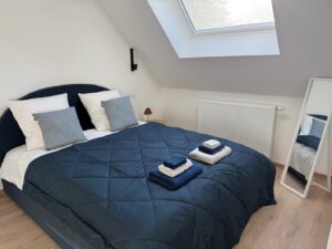 Chambre élégante du Domaine Majorelle, décoration en coton et bois