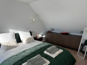 Chambre élégante du Domaine Majorelle, décoration en coton et bois