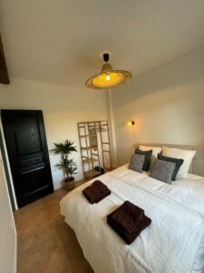 Chambre élégante du Domaine Majorelle, décoration en coton et bois