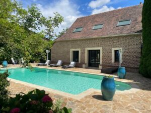 Piscine extérieure du Domaine Majorelle, bordée de verdure