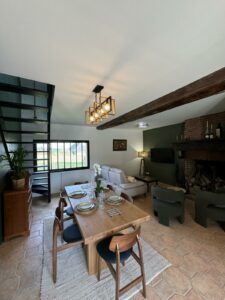 Salle à manger lumineuse du Domaine Majorelle avec grande table en bois