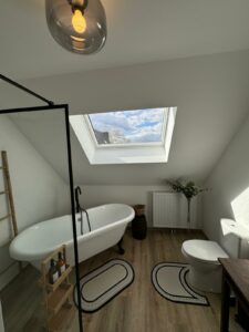 Salle de bain claire du Domaine Majorelle, design moderne et sobre