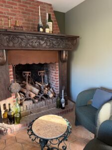 Salon cosy du Domaine Majorelle avec cheminée et canapé