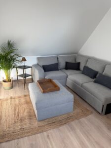 Salon cosy du Domaine Majorelle et canapé gris