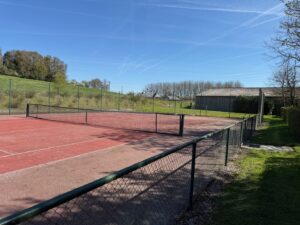 Terrain de tennis du Domaine Majorelle, en pleine campagne normande
